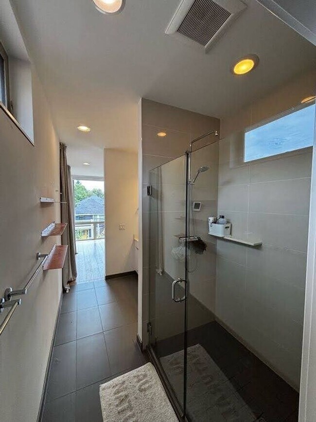 Building Photo - Modern Tri-Story in the heart of Capitol Hill