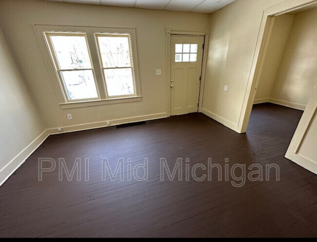 Building Photo - 820 E 3rd St