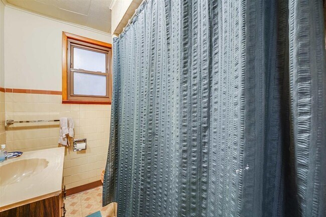 Building Photo - 98 W 47th St