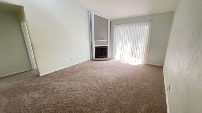 Building Photo - 3 bed/ 2 bath LAKE VIEW IN KILLEARN ESTATES!