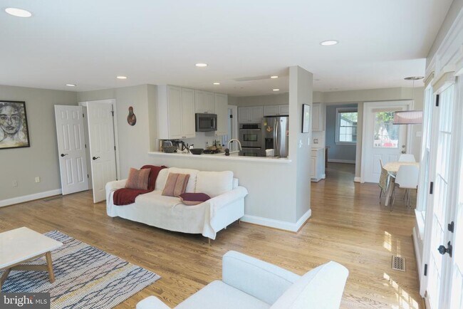 Building Photo - 4536 Fairfield Dr