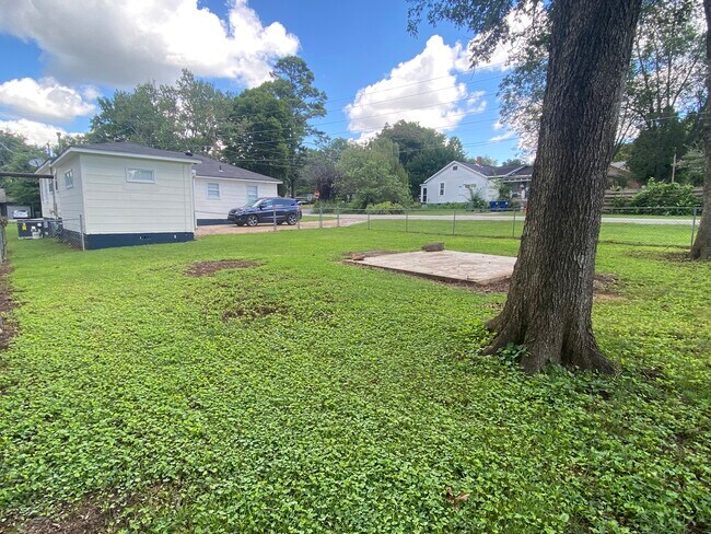 Building Photo - 1622 McCullough Ave NE