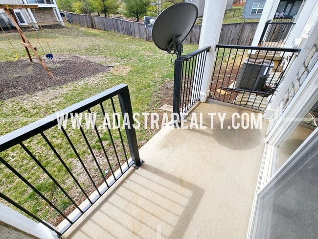 Building Photo - Very Spacious Townhome in West Olathe-Available NOW!!