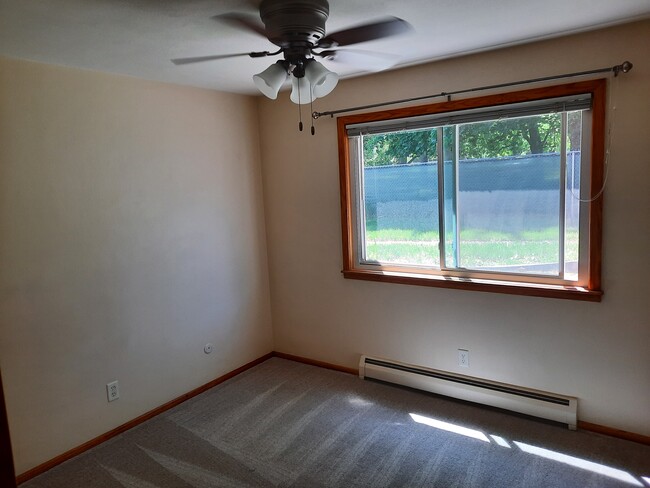 Bd2 w/large natural light window, new carpeting & ceiling fan - 1665 10th Ave