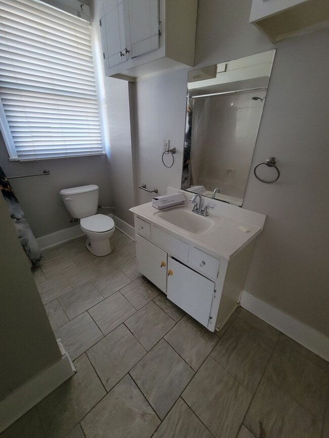 Building Photo - Fairfield Historic District - 1 Bed 1 Bath Apartment - Appliances included!