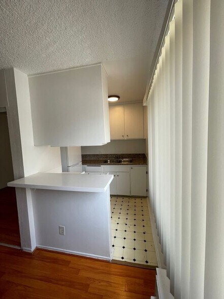 Building Photo - 1260 Beachwood Dr