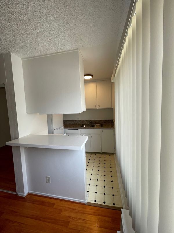 Building Photo - 1260 Beachwood Dr