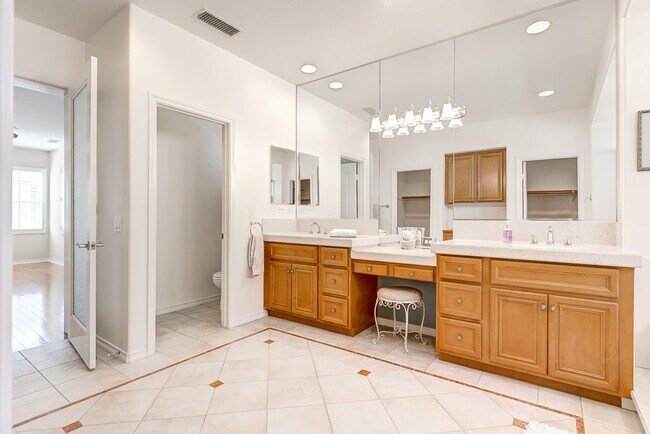 Mstr bath w/double sinks & make up area - 18551 Amalia Ln