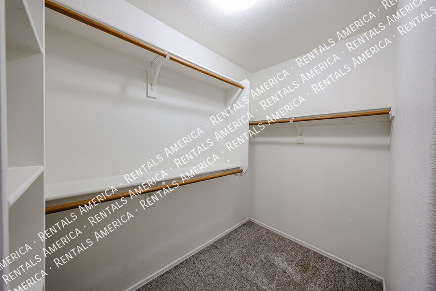 Building Photo - 14300 W Weldon Ave