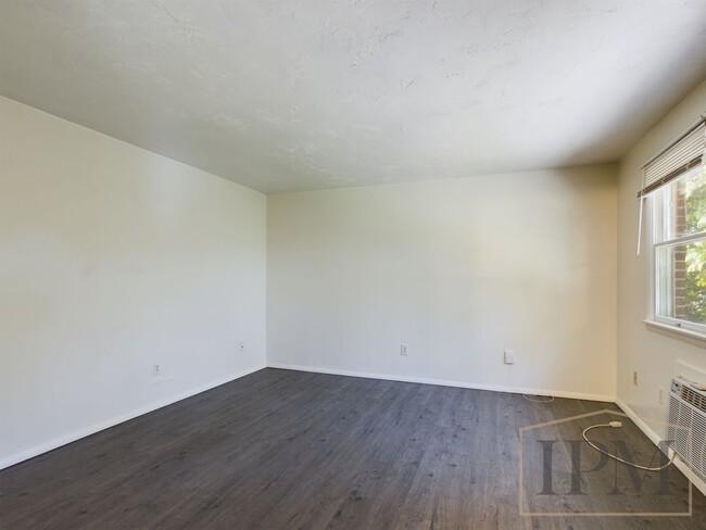 Building Photo - Recently Renovated Cozy 2 bedroom Apartmen...