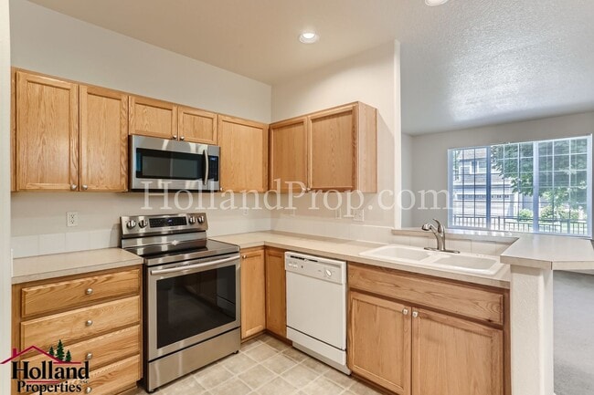 Building Photo - Spacious 3-Bedroom Home with High Ceilings...