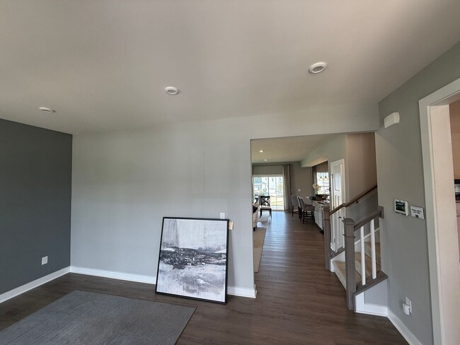 Building Photo - Never loved in Model Homes