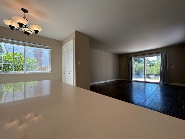Building Photo - Recently Remodeled Single-Story 3/2 Gem in...