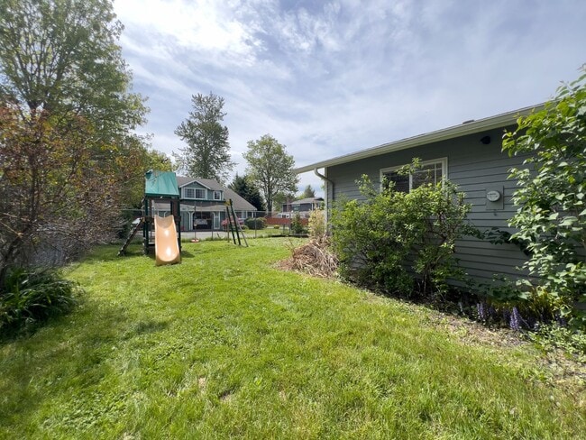 Building Photo - 3 bedroom rambler on corner lot