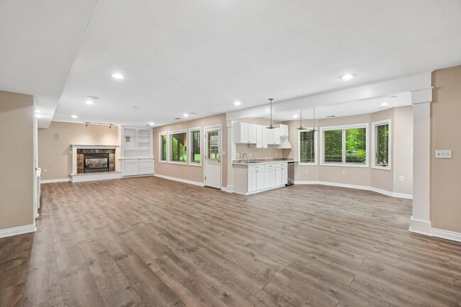 Building Photo - 1819 Brookview Dr