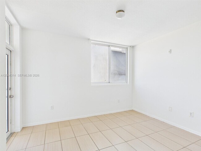 Building Photo - 425 NE 30th St