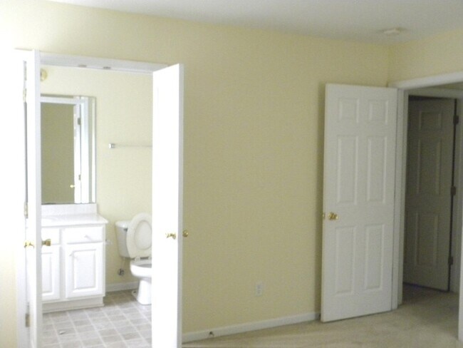 Building Photo - Students welcome! 3 BR House with rocking ...