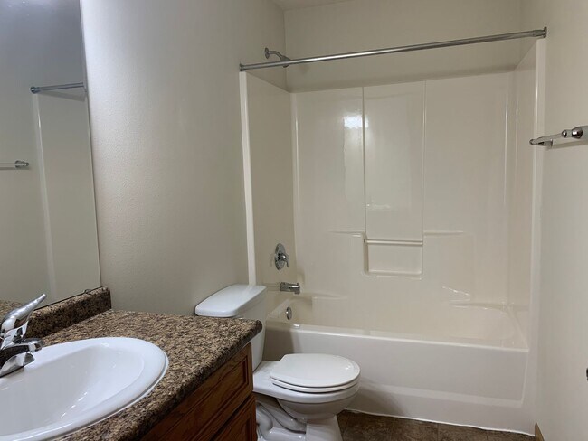 Building Photo - Spacious 4 Bedroom Townhome in Great Neigh...