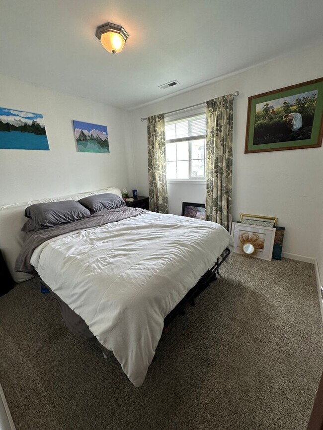 Building Photo - 4BR/3BA Medical Lake House!