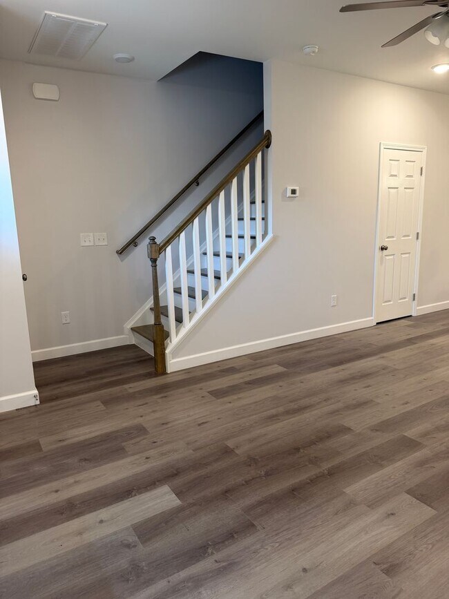 Building Photo - 933-935 Rodeo Ln