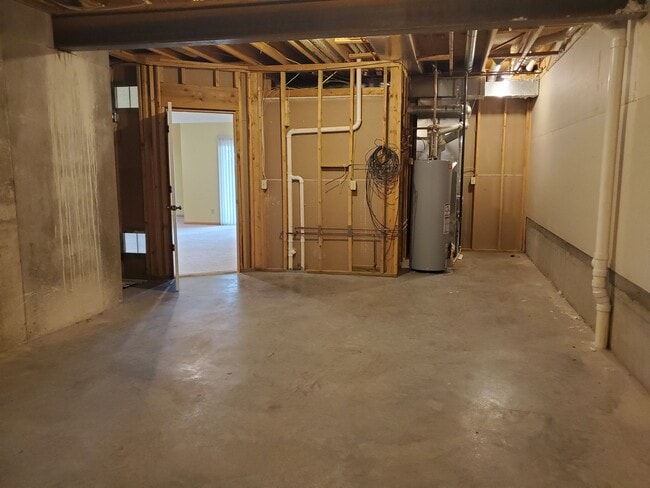 Building Photo - 3 bedroom 3 bath, 2car gar, balcony deck a...