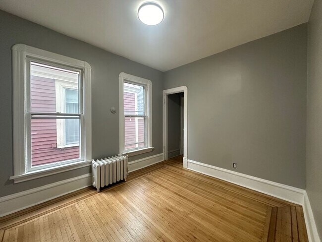 Building Photo - Beautiful 4 bedroom duplex!