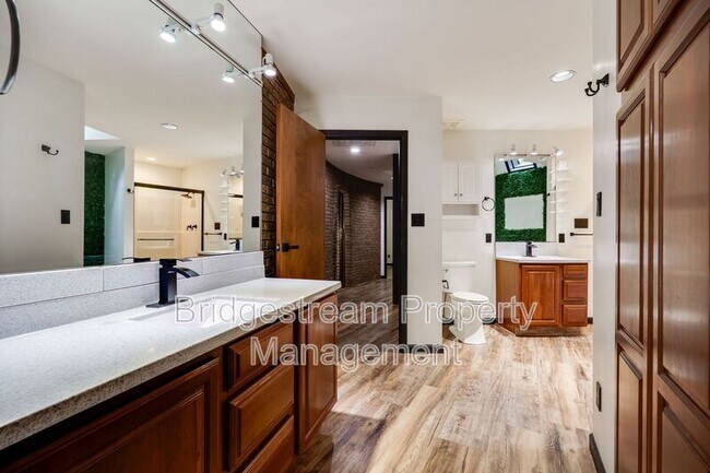Building Photo - 1382 Hickoryview Ct