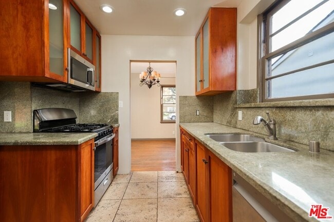 Building Photo - 2587 S Westgate Ave