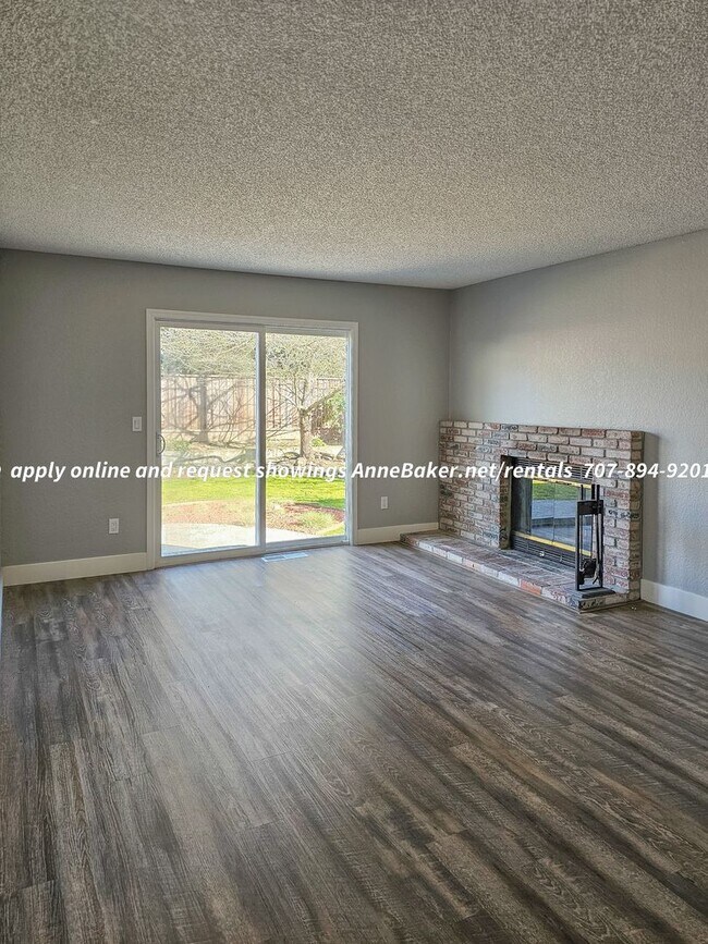 Building Photo - Newly Updated - New Appliances, Flooring, ...