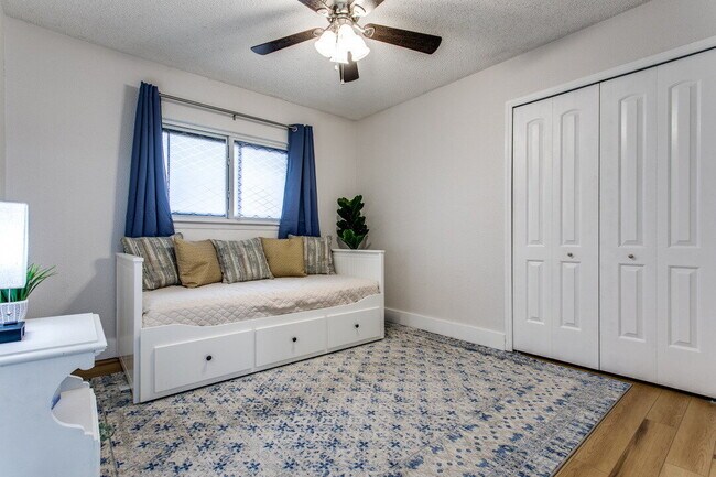 Building Photo - "Charming 3-Bedroom Haven with Cozy Fireplace in San Antonio – 1570 Sq Ft of Comfort!"