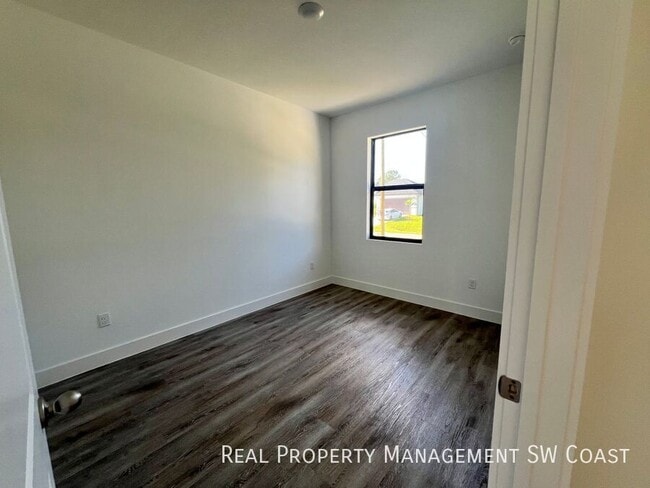 Building Photo - 1263 Hillcrest St E