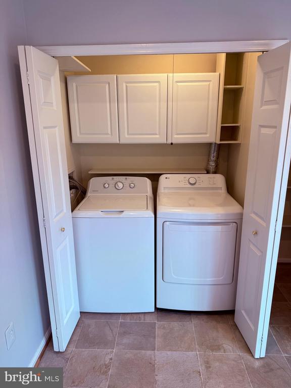 Building Photo - 8625 Point of Woods Dr