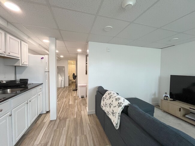 Building Photo - 376 Riverway