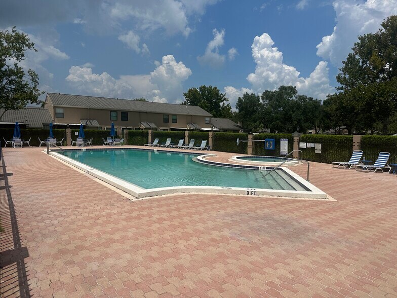 Building Photo - 610 Casa Park Court O
