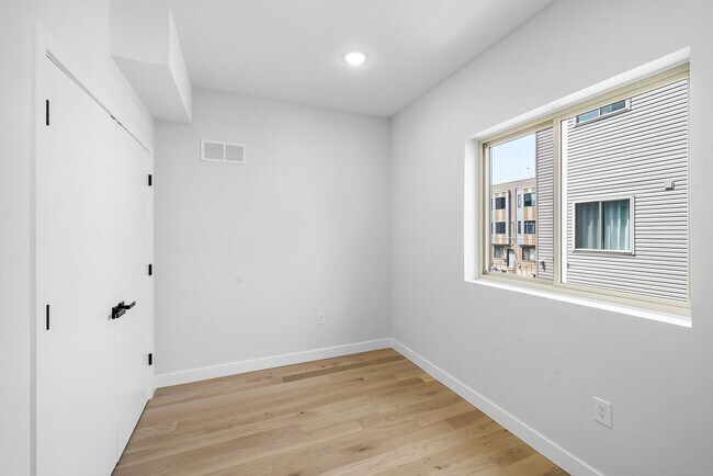 Building Photo - 2156 N Randolph St