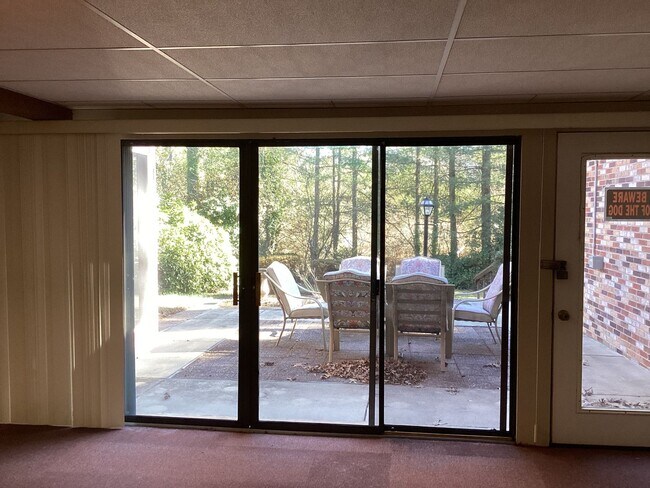 Building Photo - Beautiful Brick Ranch in Desirable Golf Course Community