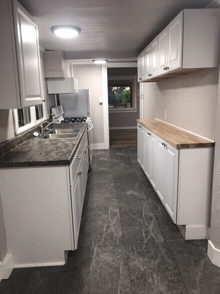 kitchen - 10512 Jardine Ave