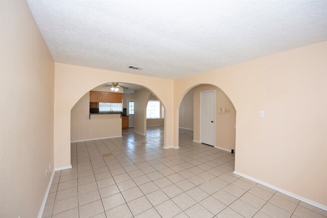 Building Photo - 4843 Beechaven St