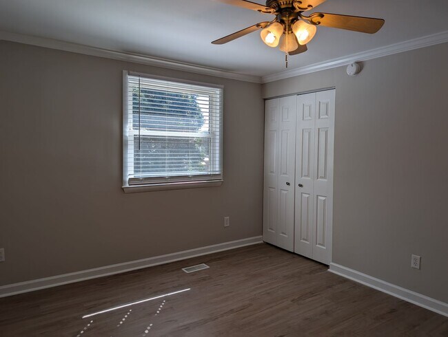 Building Photo - Cozy 2 story, 5 bedroom, 3.5 bathroom hous...