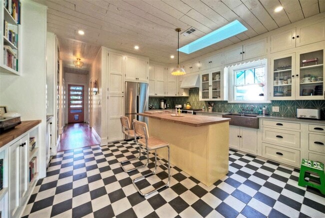 Building Photo - 1704 Alameda Dr