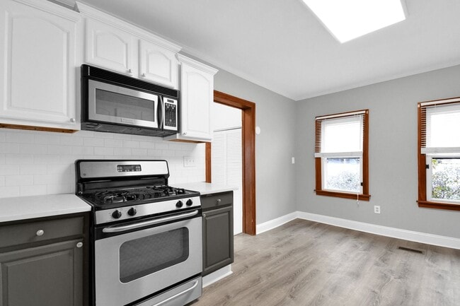 Building Photo - Stunning and Spacious 3 Bedroom House