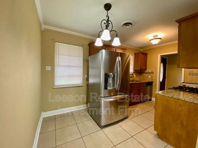 Building Photo - 9418 Poinsettia Dr