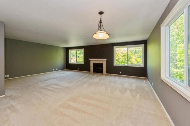Building Photo - 3 bedroom in Bellevue WA 98007
