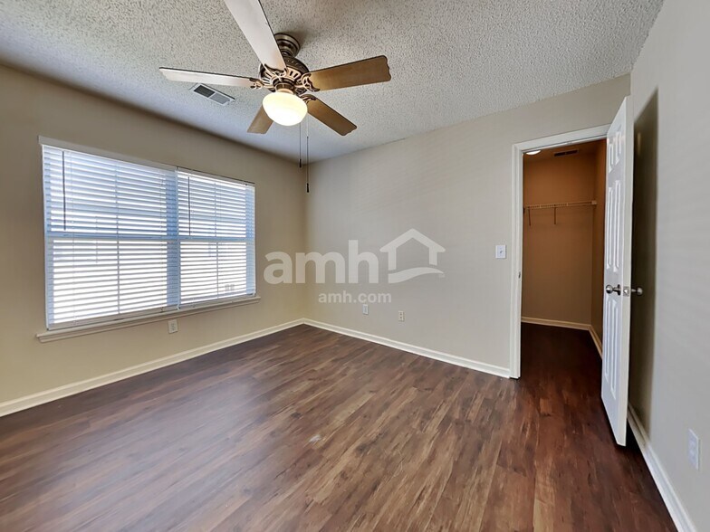 Building Photo - 62 Creek Bend Dr