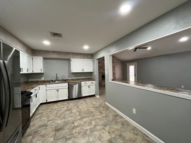 Building Photo - UPDATED HOME WITH BONUS ROOM