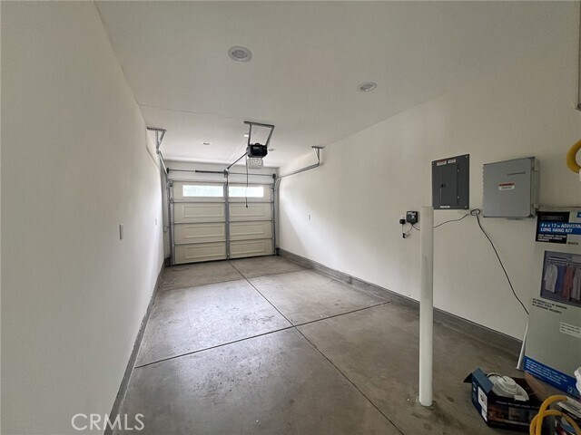 Building Photo - 600 W Wilshire Ave