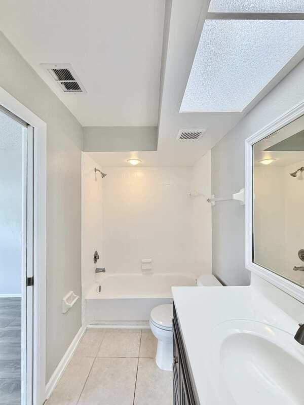 Building Photo - 2820 S Pines Dr