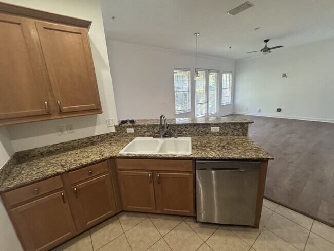 Building Photo - "Spacious 3-Bed Townhouse Retreat in Tampa's Heart - Modern Comforts Await!"