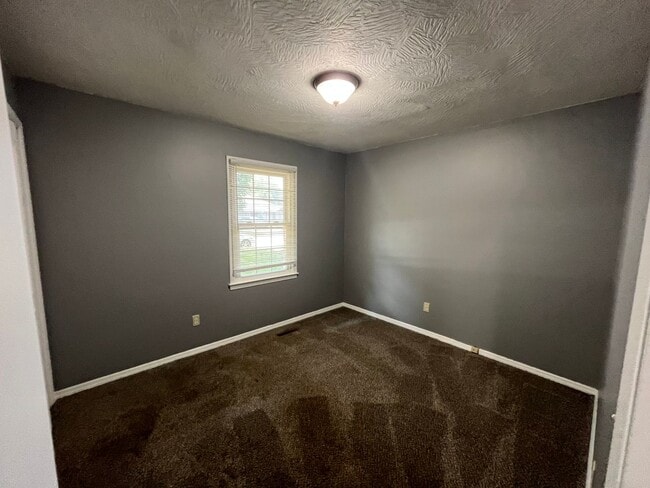 Building Photo - 3 bedroom 1.5 bath Available now!