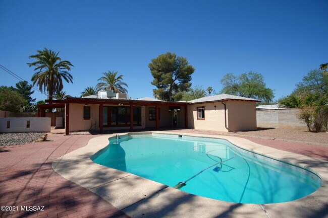 Primary Photo - 3941 E Louis Ln